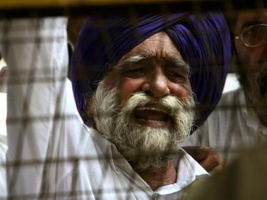 An Indian Sikh protests outside the embassy of Saudi Arabia in New Delhi August 24, 2006. The Sikhs were protesting after six teenagers were accused of forcibly cutting the hair of a Sikh boy in the Indian state of Rajasthan, and against the reported harassment of Sikhs living in Saudi Arabia, who were being asked to shave off their beards and cut their hair. REUTERS/Desmond Boylan (INDIA) Reuters - Aug 24 6:23 AM